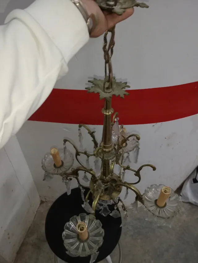 Lámpara de araña antigua de cristal