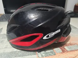 Casco de bicicleta GES negro y rojo