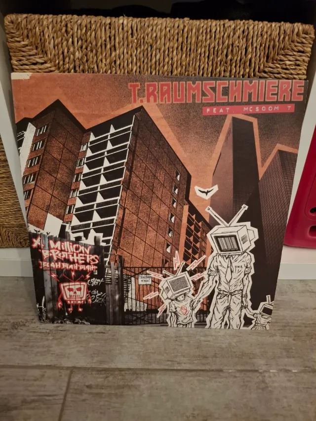 T.Raumschmiere Feat. MC Soom T - A Million Brothe
