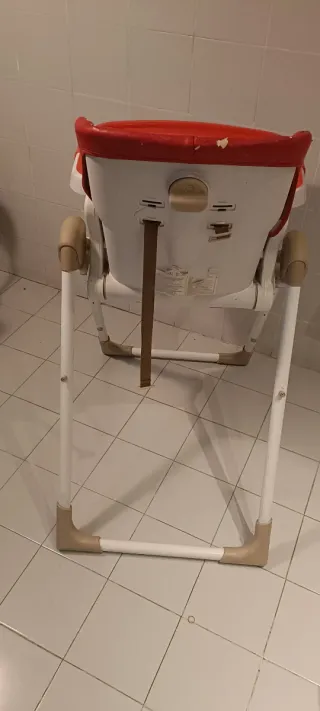 Trona de bebé roja y naranja