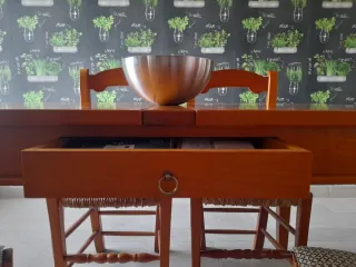 Mesa de madera maciza con 4 sillas