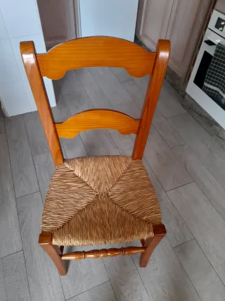 Mesa de madera maciza con 4 sillas