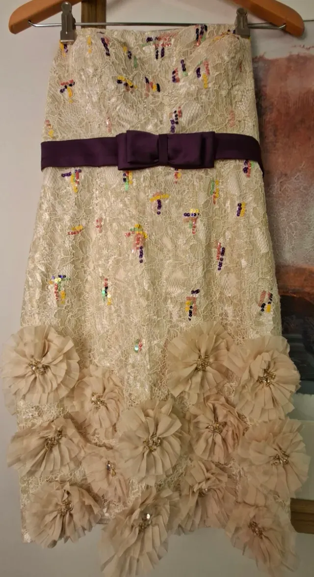 Vestido de fiesta beige con lentejuelas y flores