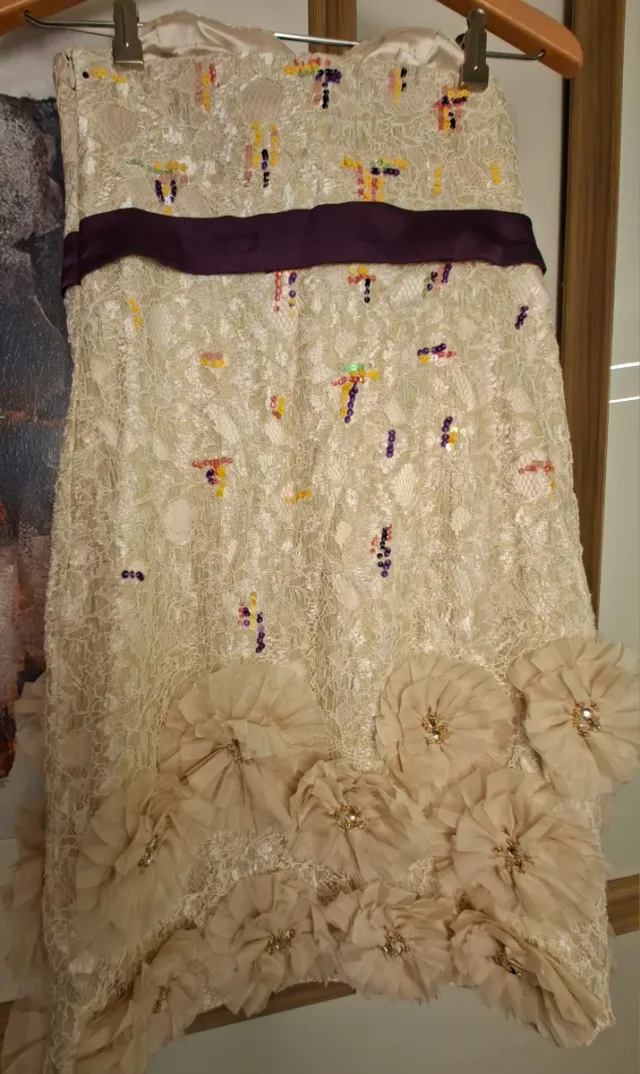 Vestido de fiesta beige con lentejuelas y flores