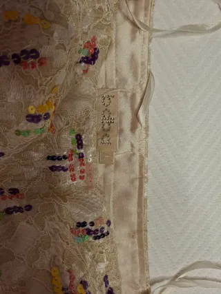 Vestido de fiesta beige con lentejuelas y flores