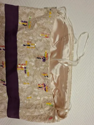 Vestido de fiesta beige con lentejuelas y flores