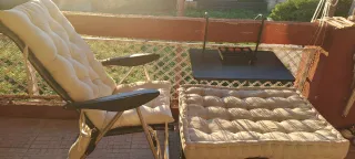 Silla de playa con reposapiés y mesa