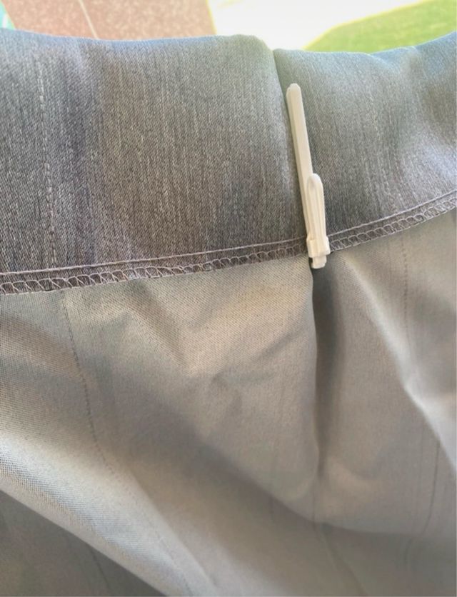 Cortinas grises y blancas