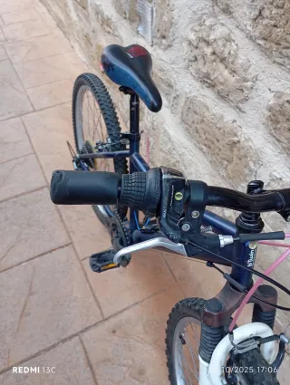 Bicicleta infantil azul con cambios y en muy buen