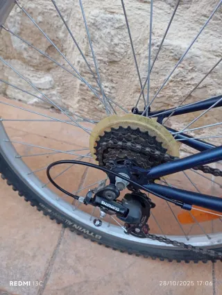 Bicicleta infantil azul con cambios y en muy buen