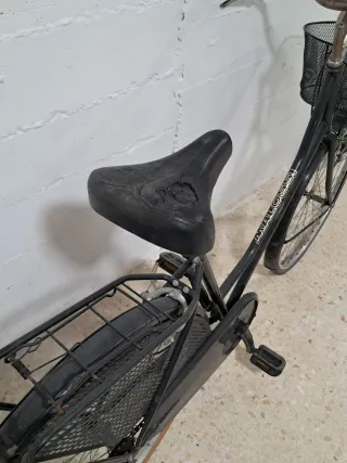 Bicicleta de paseo negra con cesta