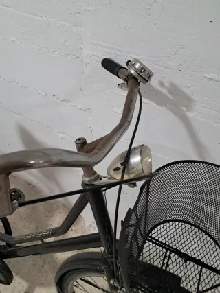 Bicicleta de paseo negra con cesta