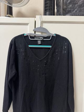 Jersey escote pico negro con pedrería