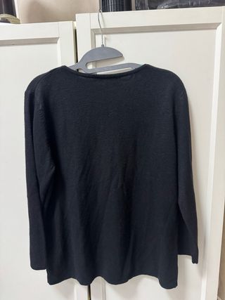 Jersey escote pico negro con pedrería