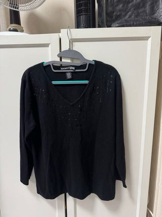 Jersey escote pico negro con pedrería