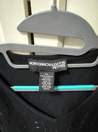 Jersey escote pico negro con pedrería