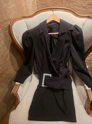 Vestido traje chaqueta negro cinturón brillantes