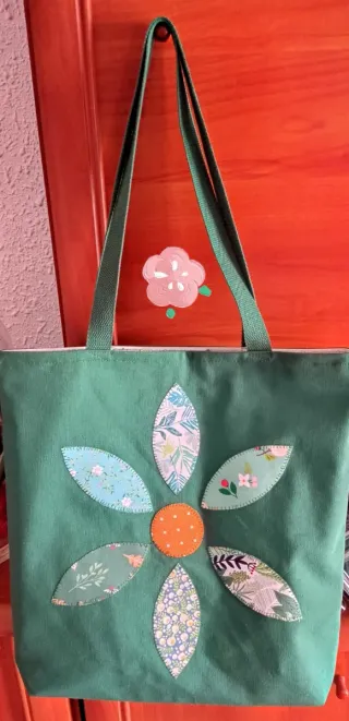 Bolso de tela verde con flor