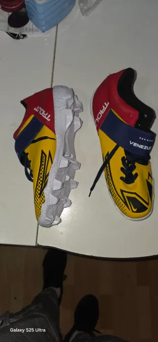 Zapatillas de softbol rojas y amarillas