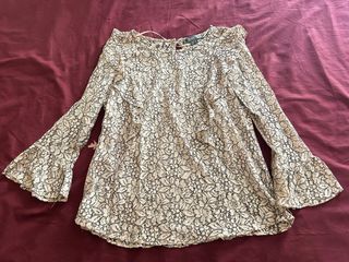 Blusa de encaje beige y negro