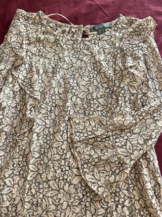 Blusa de encaje beige y negro