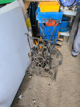 Base de máquina de coser antigua