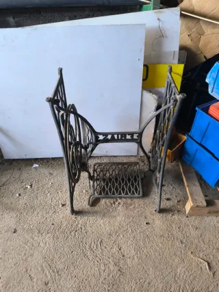 Base de máquina de coser antigua