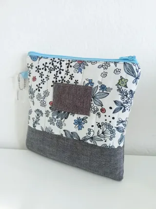 Neceser hecho a mano floral.