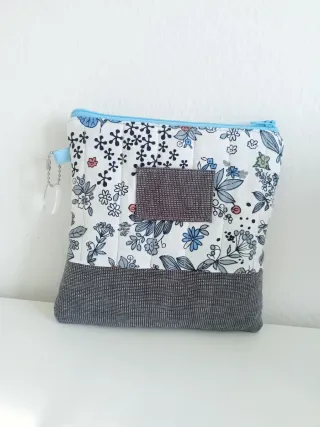 Neceser hecho a mano floral.