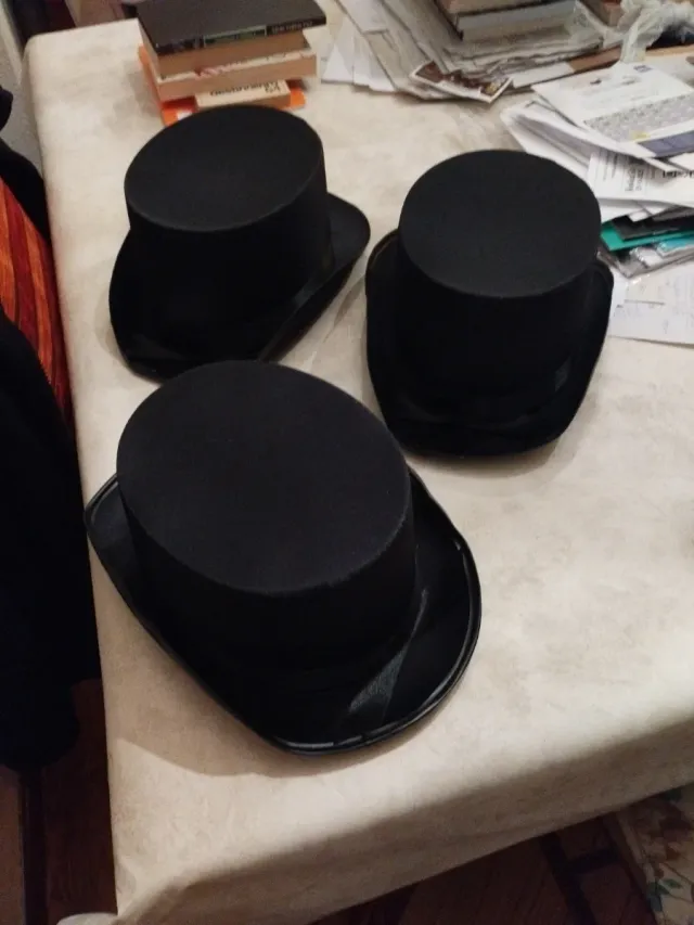 Lote 3 sombreros de copa disfraz. 6€ los 3.