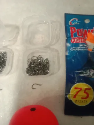 Lote pesca: flotador, anzuelos y starlight