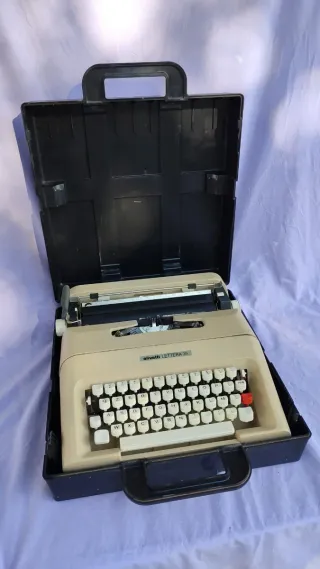 Macchina da scrivere vintage Olivetti Lettera 35