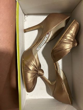 Zapatos de tacón bronce con lazo