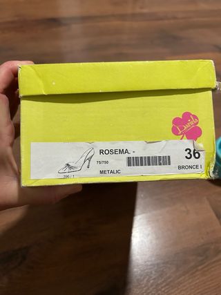 Zapatos de tacón bronce con lazo