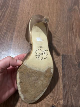 Zapatos de tacón bronce con lazo