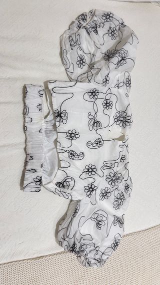 Top Zara Blanco y Negro Flores