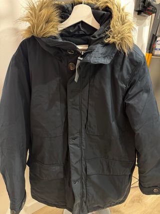 Parka azul marino con capucha
