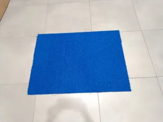 Tapete tipo césped artificial azul
