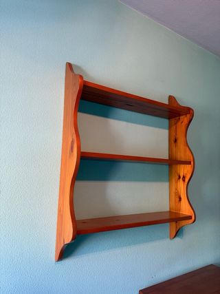 Estantería de madera rústica