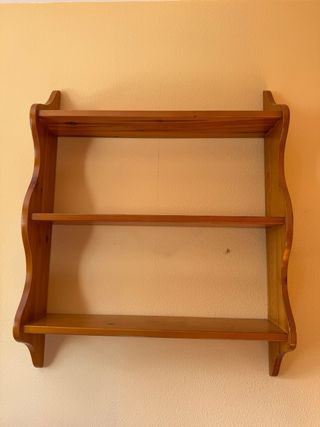 Estantería de madera rústica