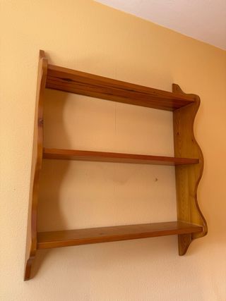 Estantería de madera rústica