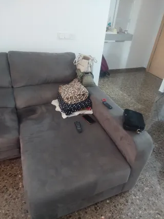 Sofá cheslong gris en buen estado