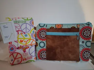 Neceser y cartera con estampados diferentes