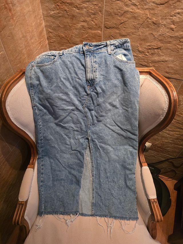 Falda vaquera midi con rotos