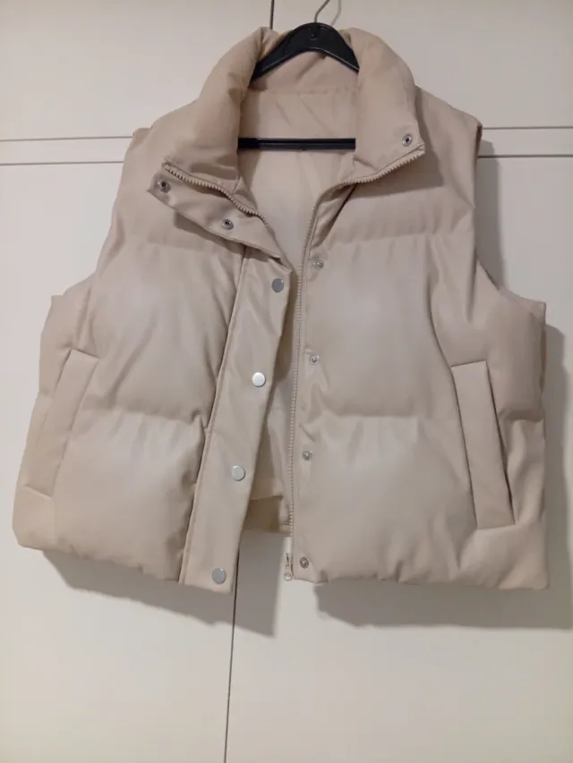 Chaleco acolchado beige sin mangas 