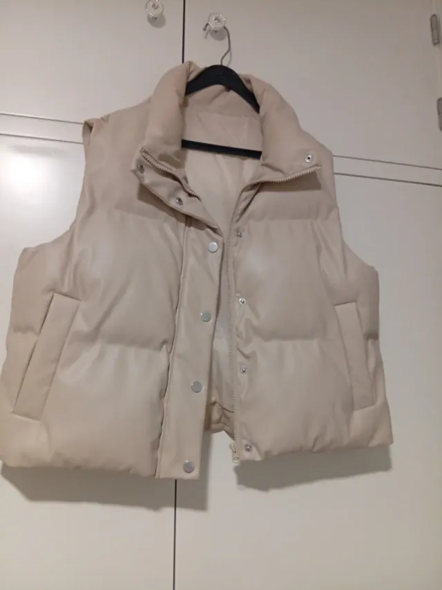 Chaleco acolchado beige sin mangas 