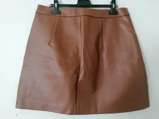 Falda corta cuero marrón Stradivarius