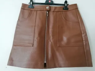 Falda corta cuero marrón Stradivarius