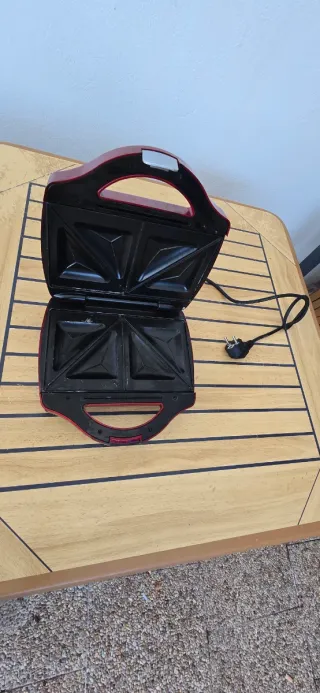 Sandwichera SilverCrest Roja