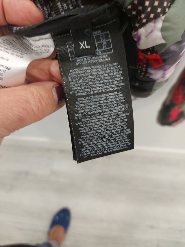 Chaqueta Guess floral negra multicolor